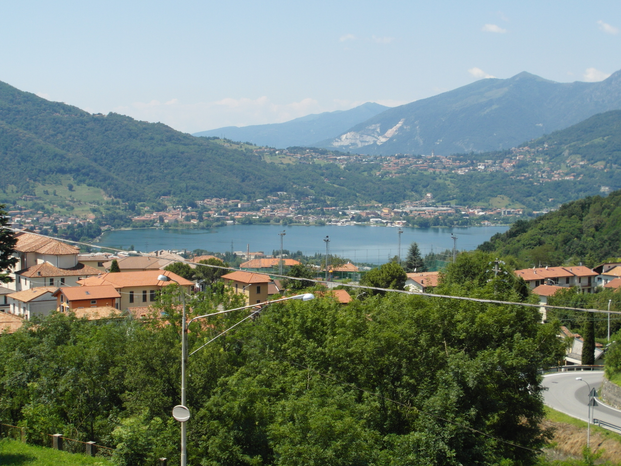 Caloziocorte (LC) : Villa trifamigliare di testa con vista lago, 500 mq. di giardino