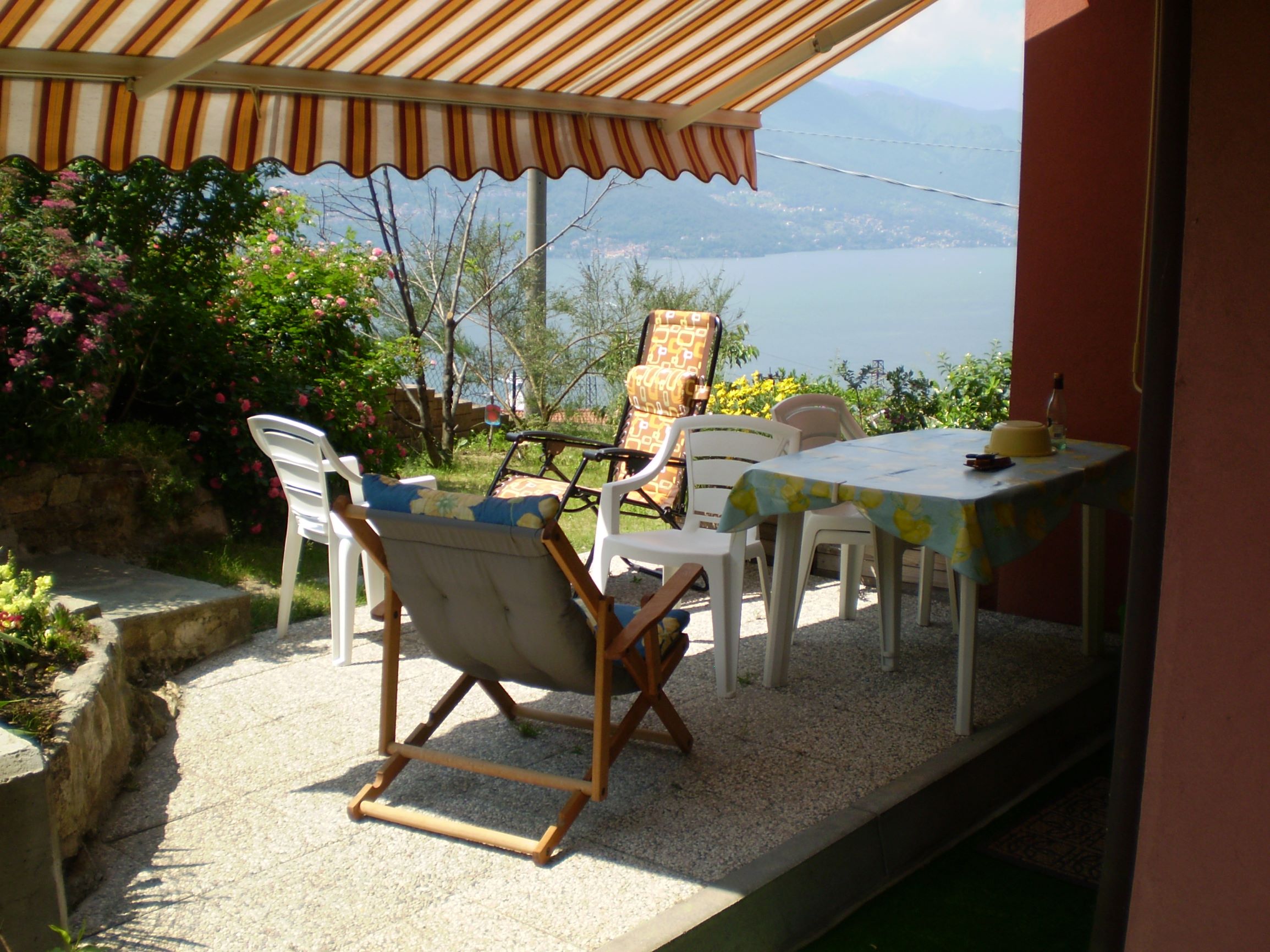 Bellano (LC) : Villetta a schiera con vista lago, giardino di 180 mq. box.