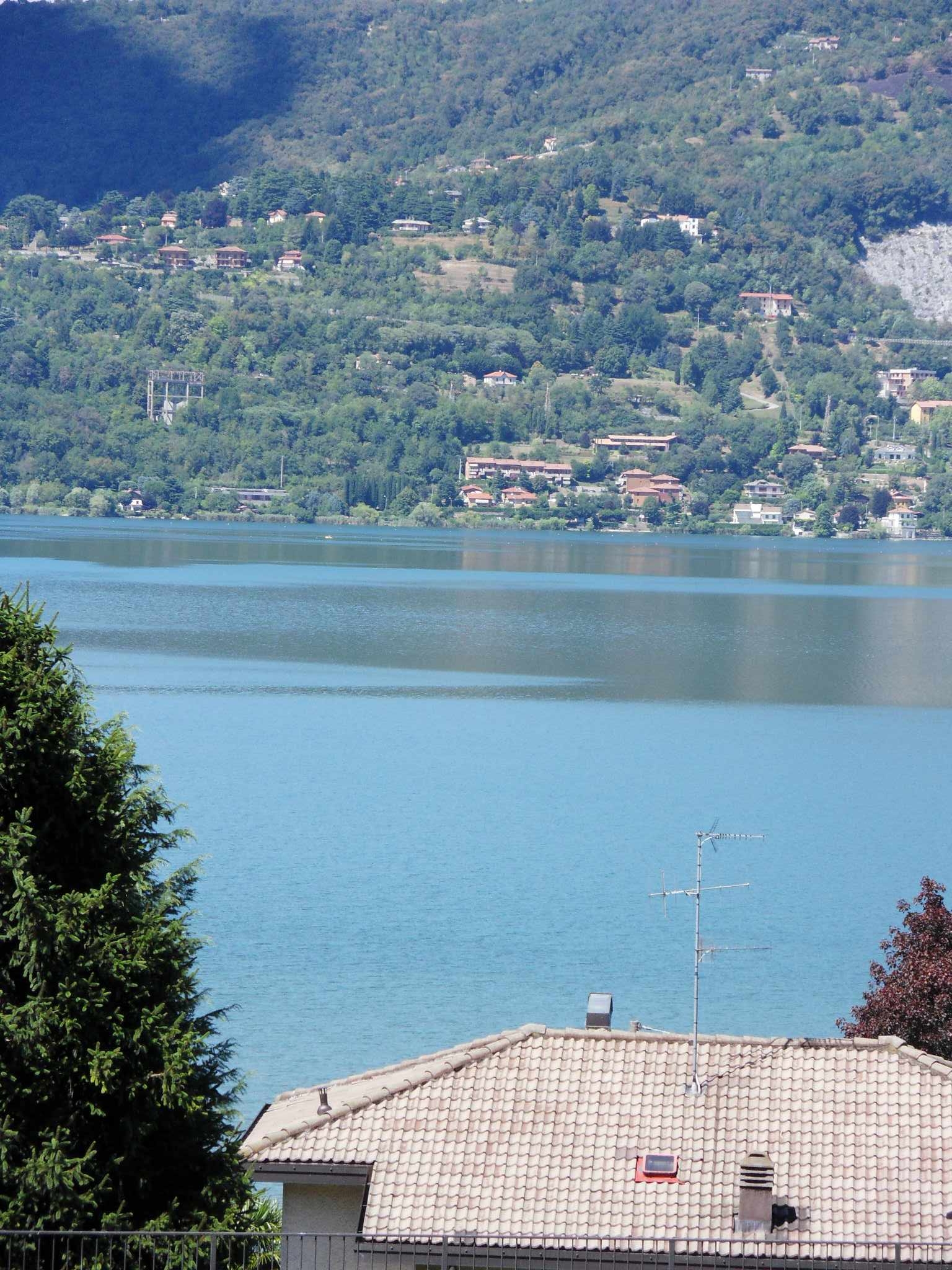 CASLETTO DI ROGENO / BOSISIO PARINI: Appartamento con vista lago di Pusiano di 3 locali al piano rialzato, ristrutturato a nuovo di 93mq.