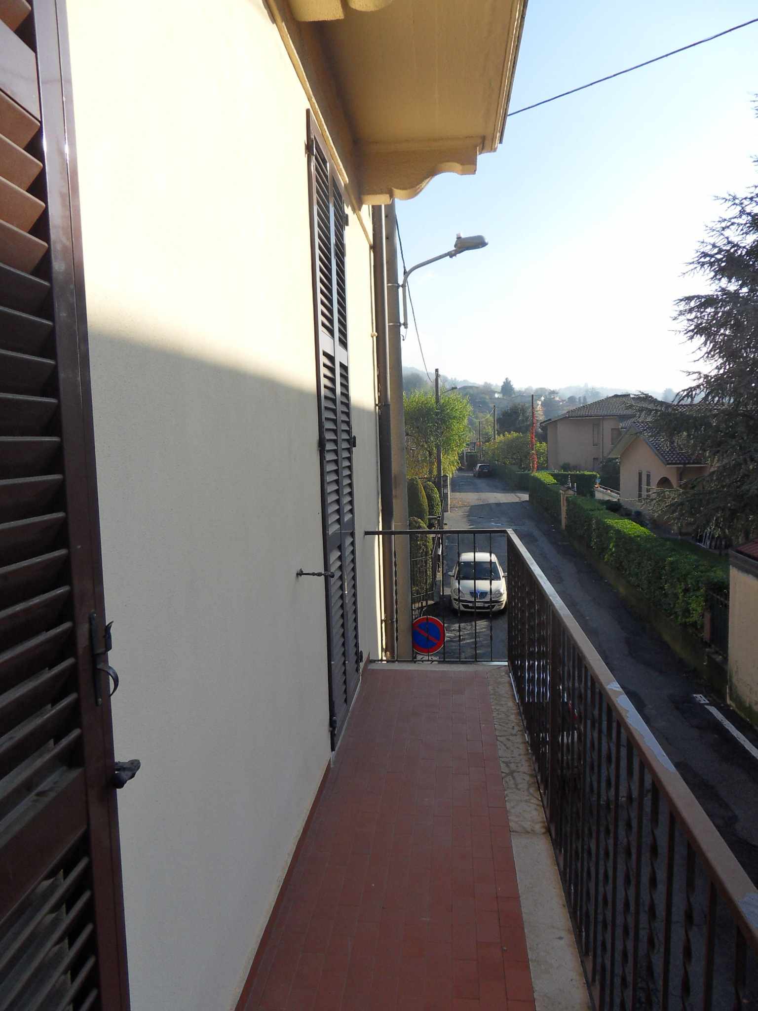 PONTE LAMBRO (COMO): Spazioso bilocale al 1° piano di 74mq. Box a richiesta