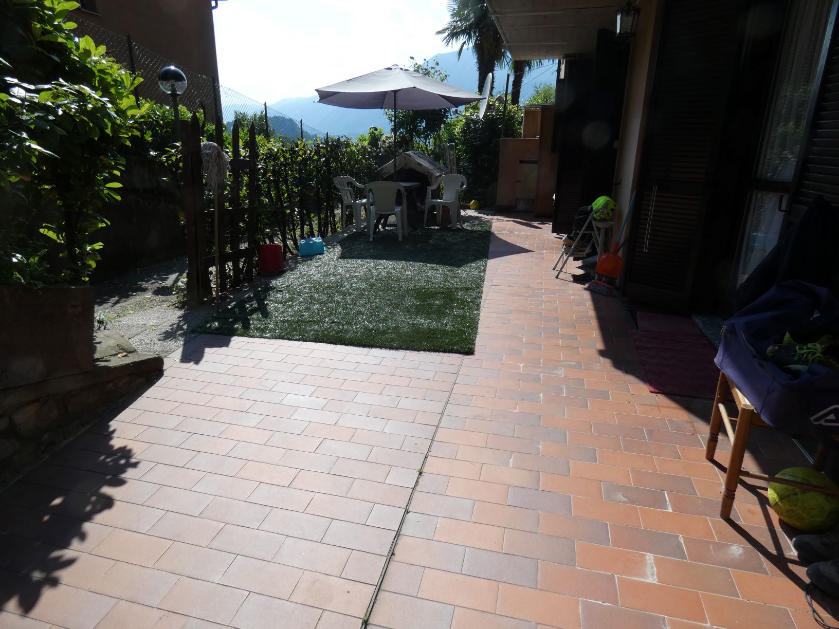 Varenna (Fr. Pino) : Ampio Trilocale con terrazza / giardino, vista lago, box, cantina