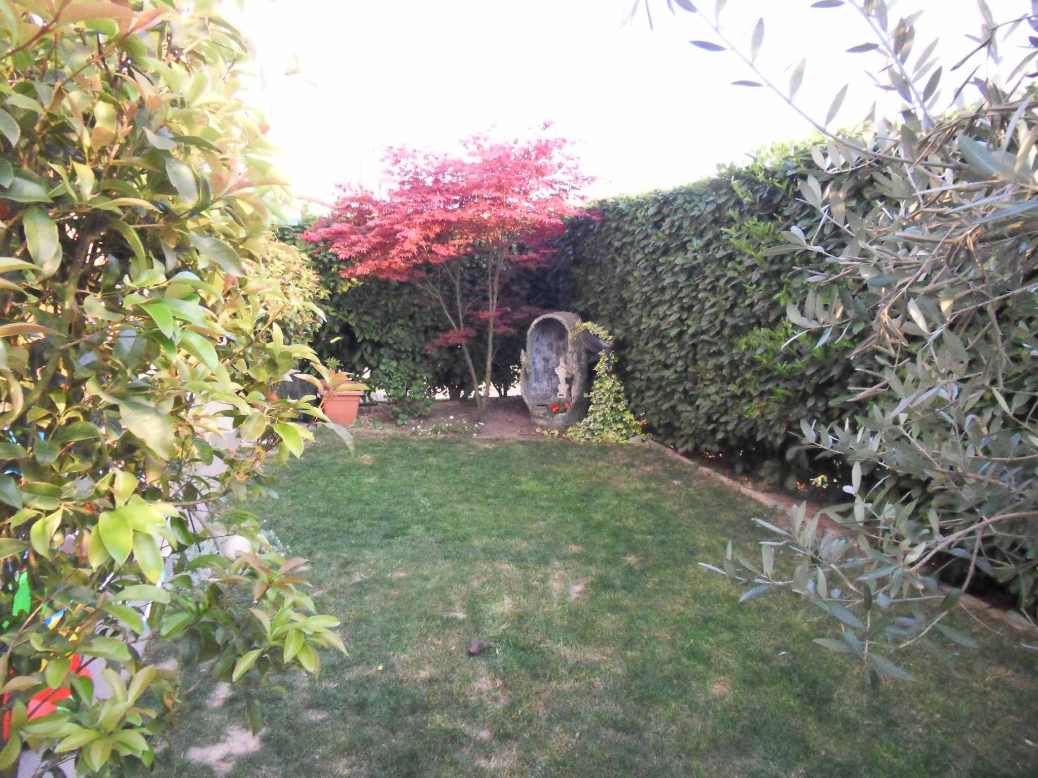 ALZATE BRIANZA (COMO). In zona residenziale, bellissimo trilocale ristrutturato di circa 78mq. al P.T. con giardino, doppio box