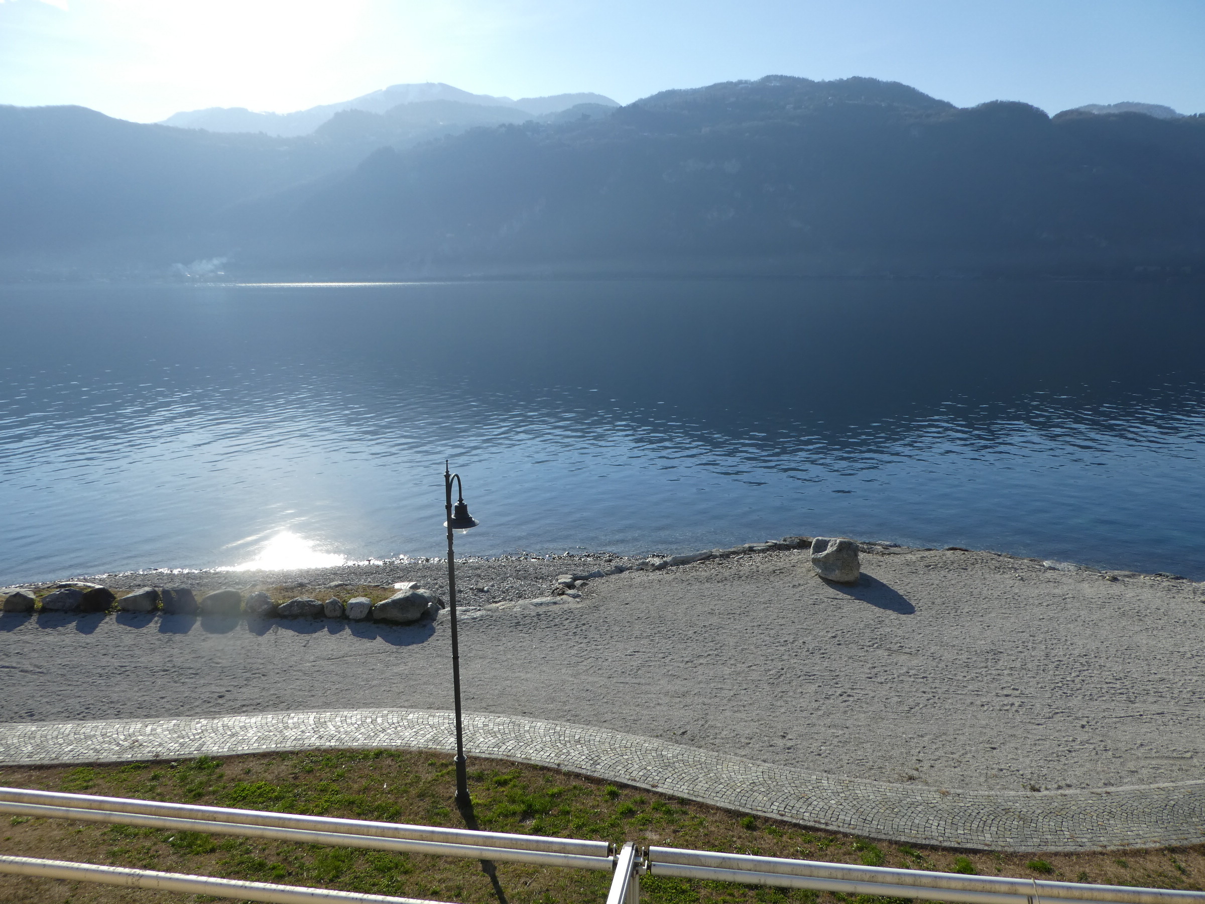 Lierna (LC) : Trilocale fronte lago in residence con piscina e sauna, posto auto