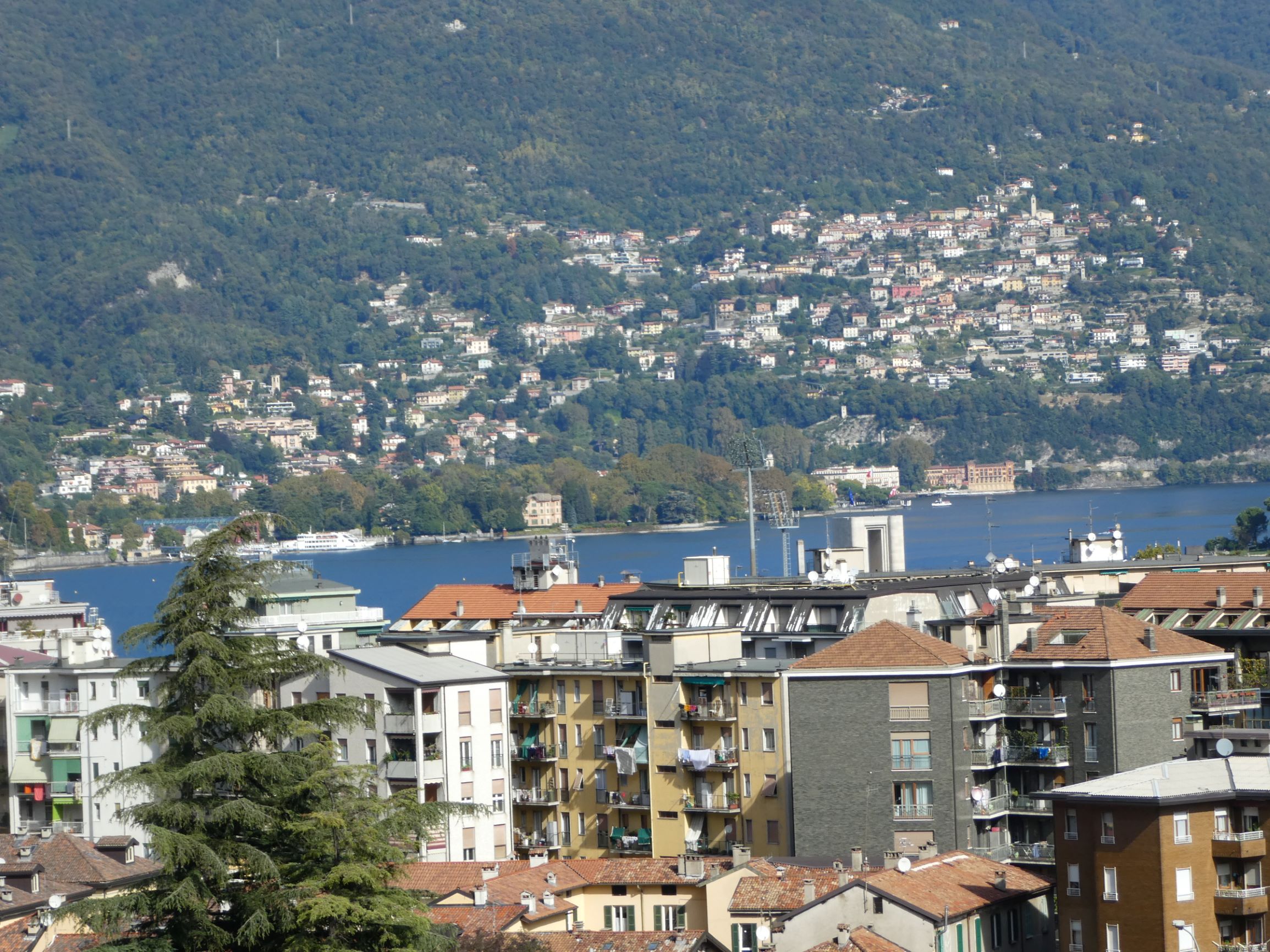 Como (Co) : Trilocale completamente ristrutturato ed arredato con bella vista panoramica e del lago di como