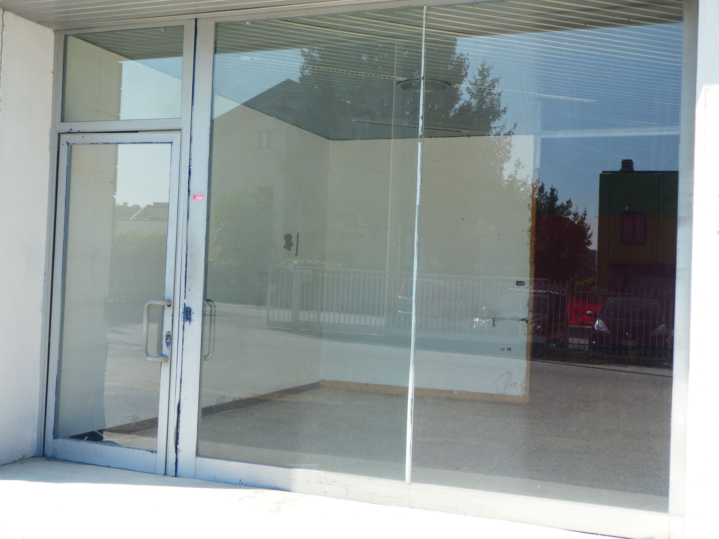 Tavernerio (Co) : Negozio commerciale con ampie vetrine con ampio parcheggio interno ed esterno