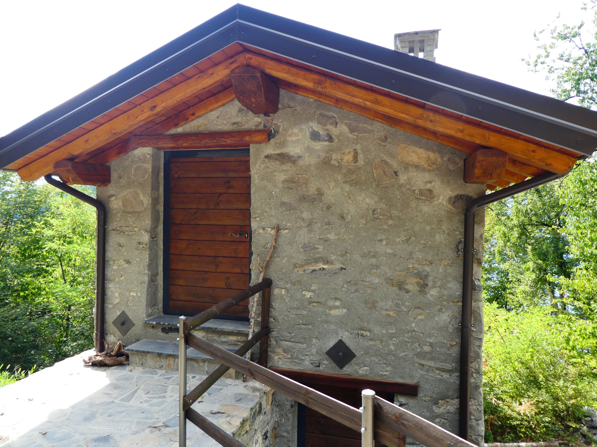 Perledo (LC) Rustico ristrutturato a nuovo con meravigliosa vista lago. Impianto fotovoltaico
