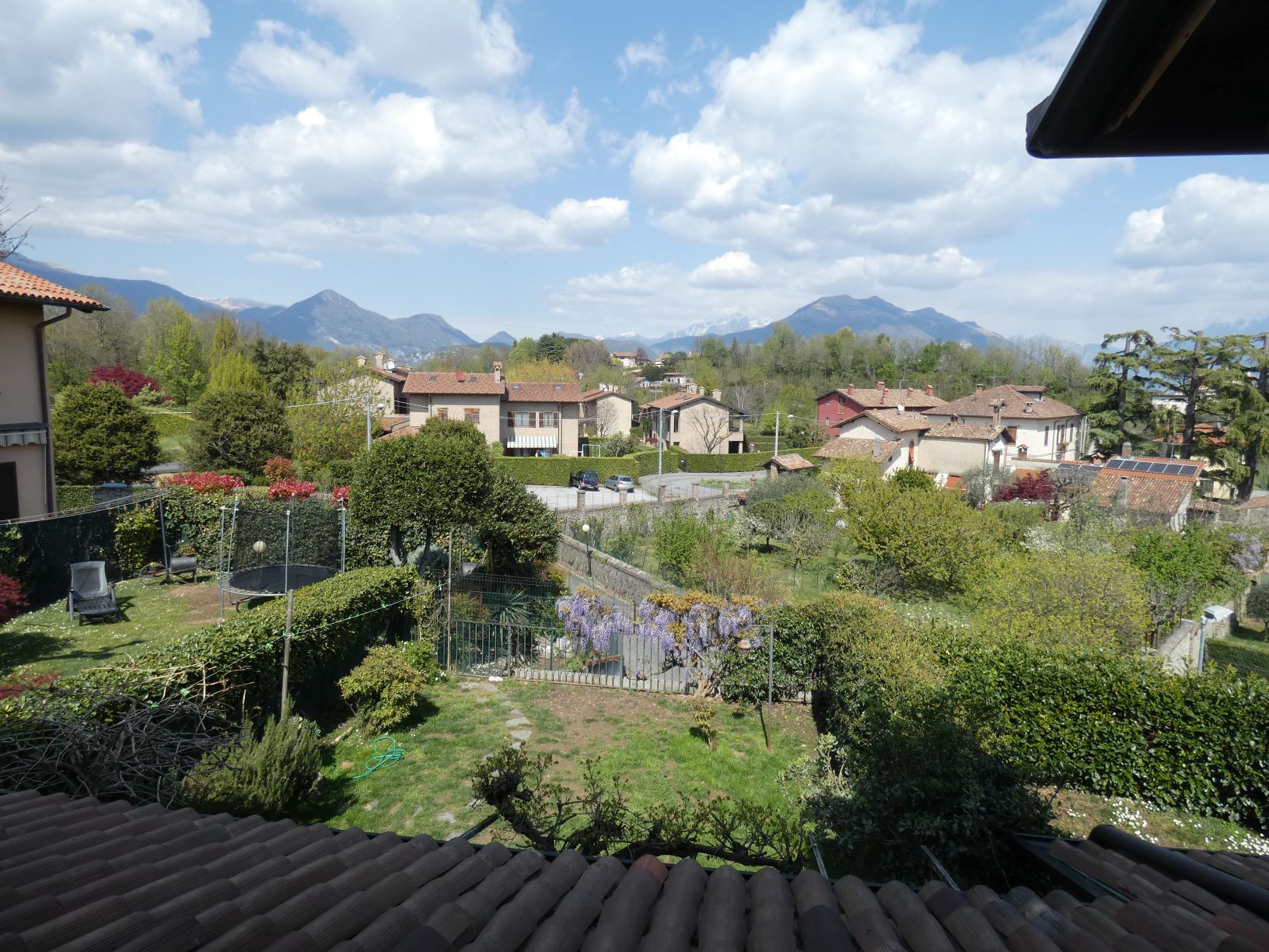 Monguzzo (Co) : Villa a schiera su 3 livelli con giardino, box