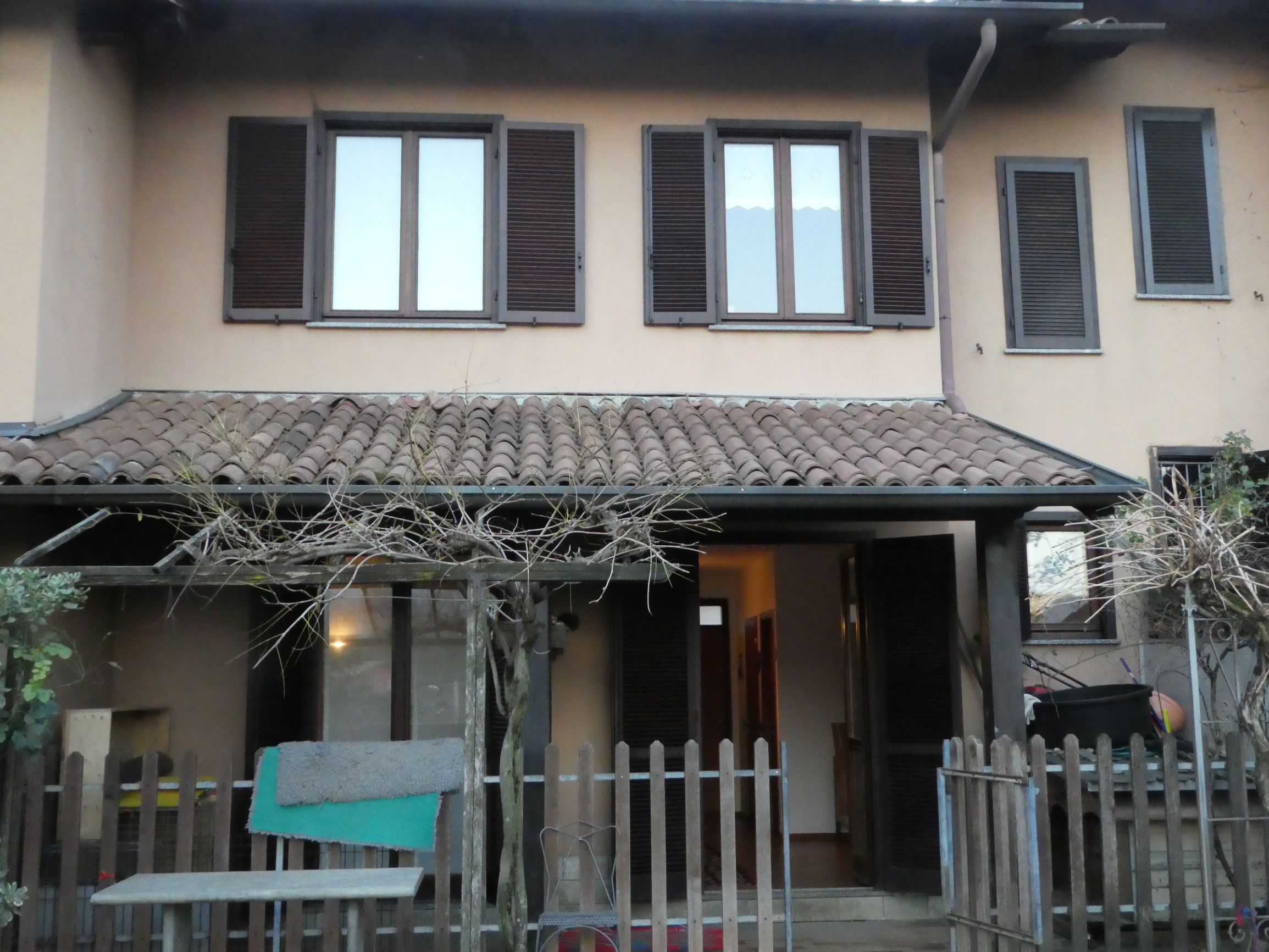 Monguzzo (Co) : Villa a schiera su 3 livelli con giardino, box