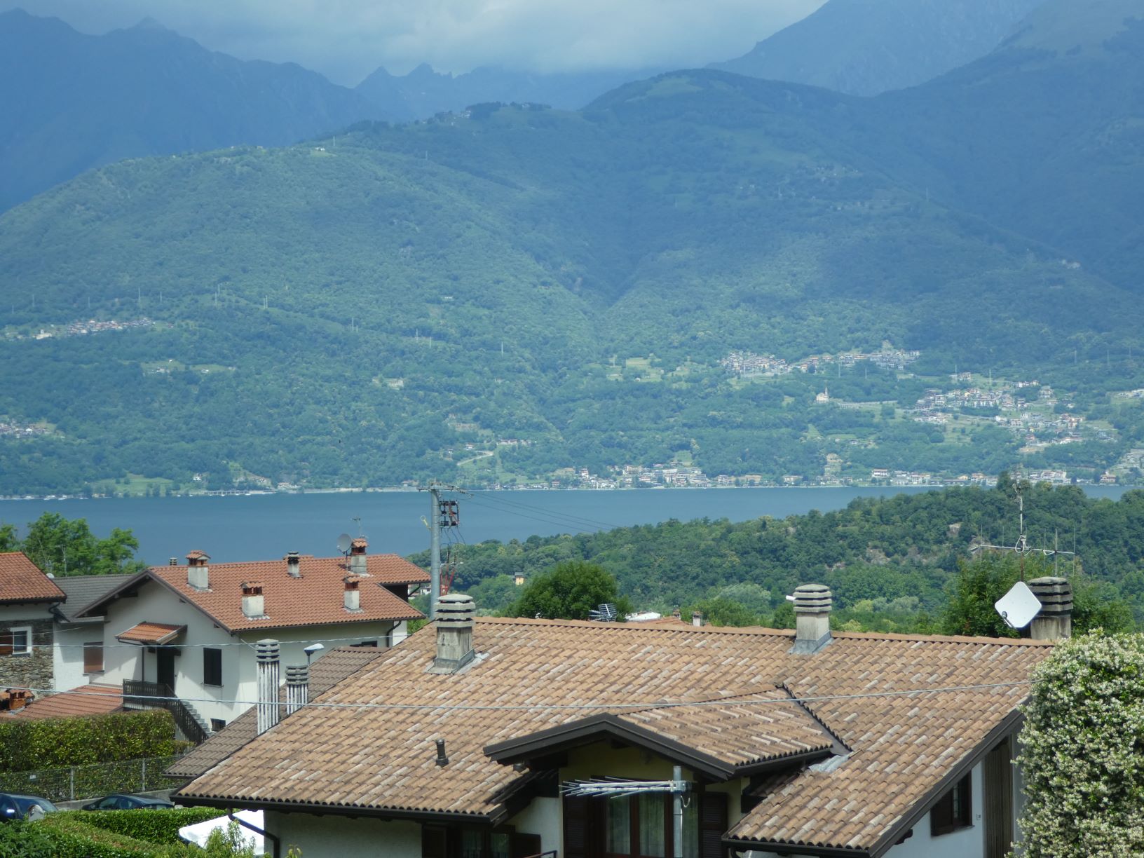 Colico (LC) Villa libera su tre lati con giardino, vista lago