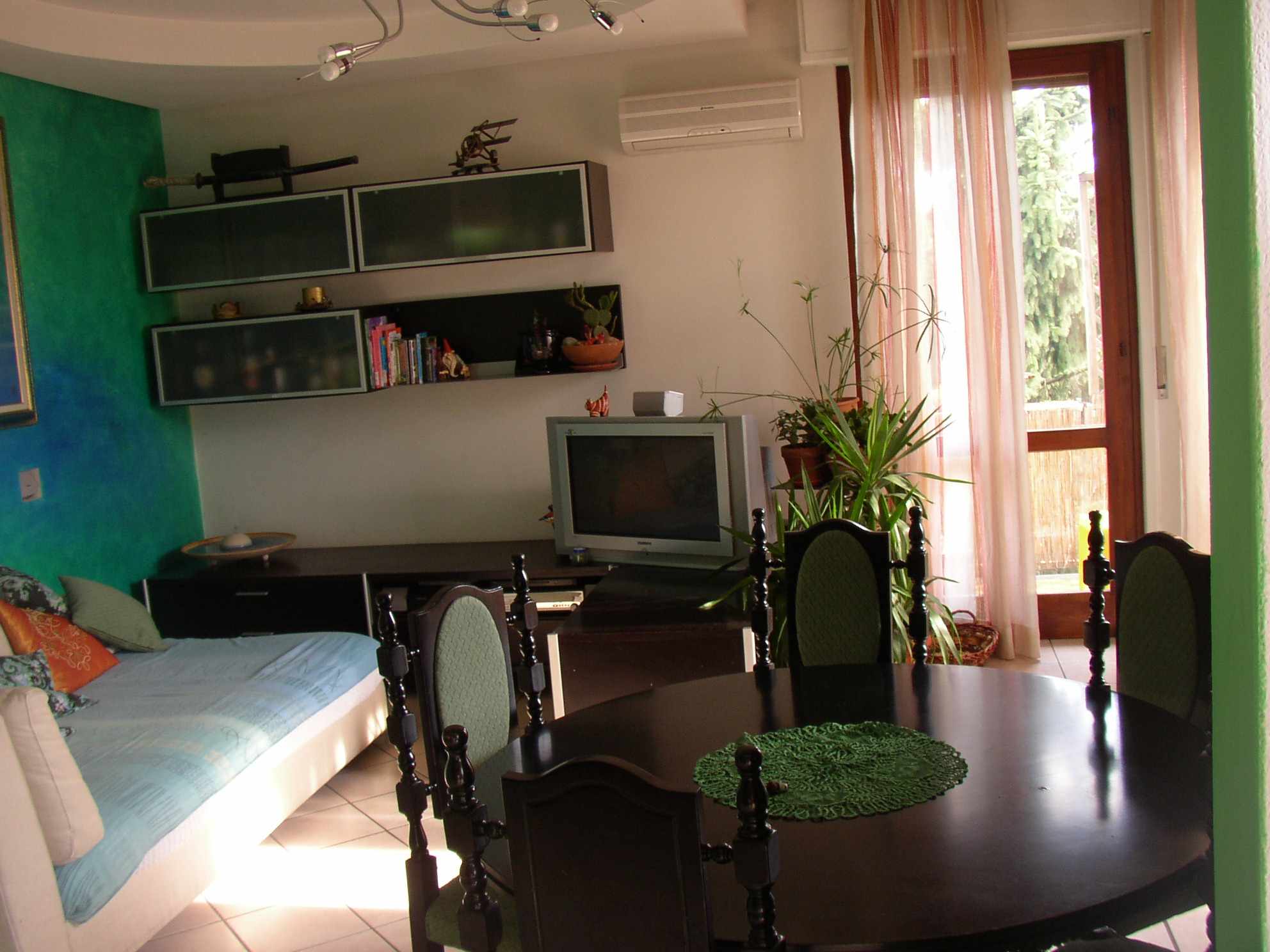 CAPIAGO INTIMIANO (COMO) :In palazzina di due sole famiglie quadrilicale con doppi servizi, doppio box, giardinetto. Risc.aut