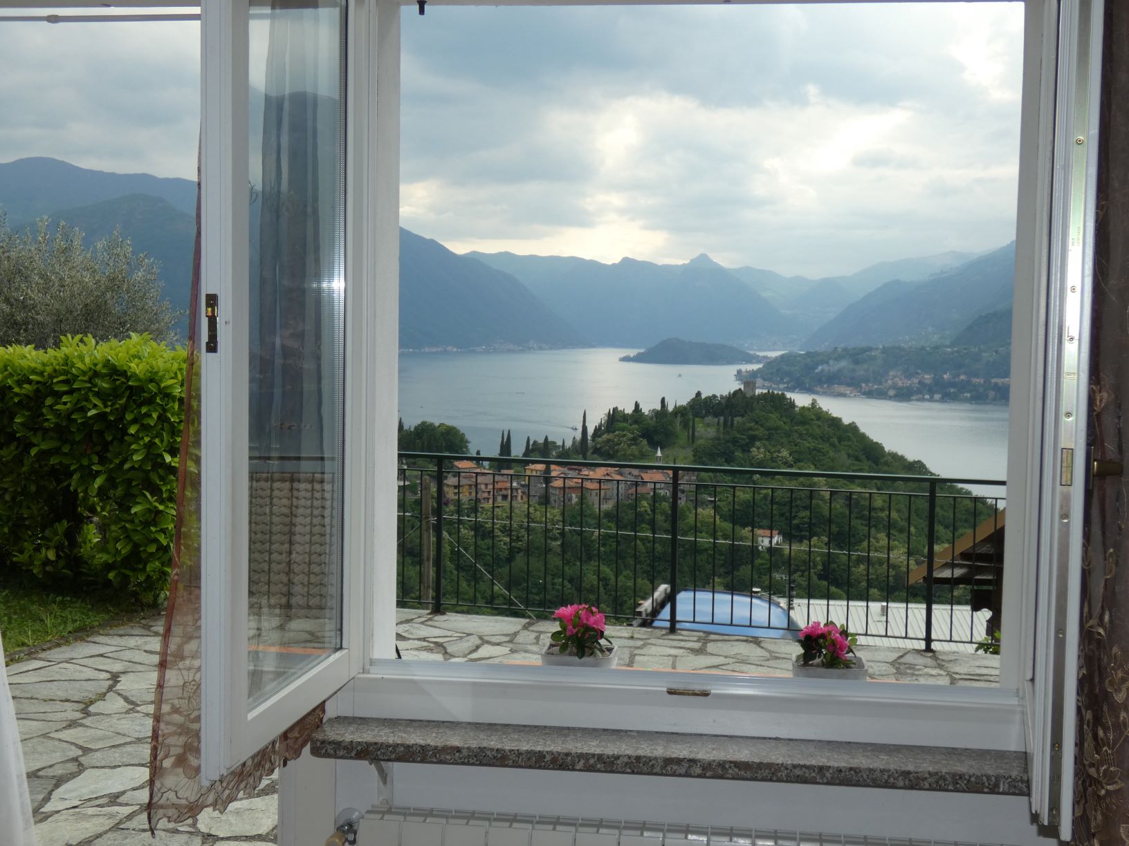 Perledo (LC) : Trilocale ristrutturato con vista lago, terrazza/giardino mq 60