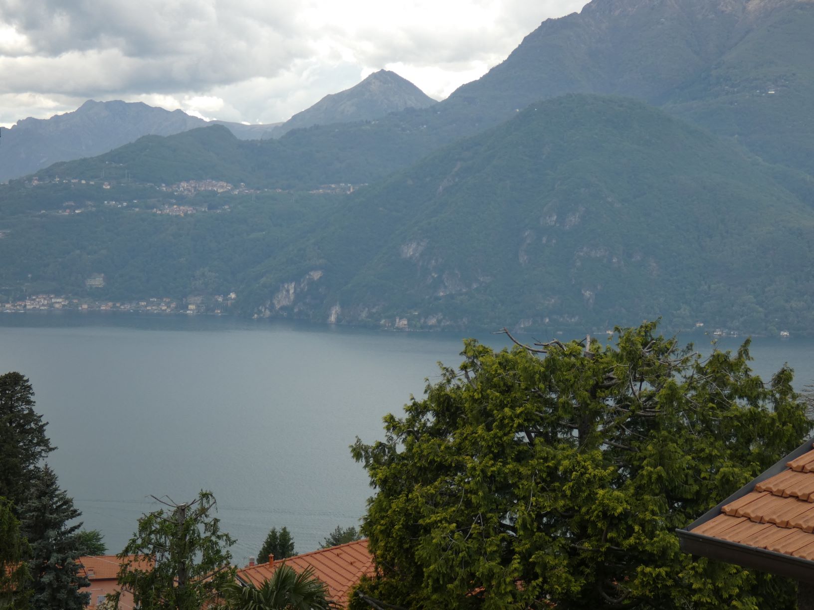 Perledo (LC) : Casa indipendente con vista lago su tre livelli
