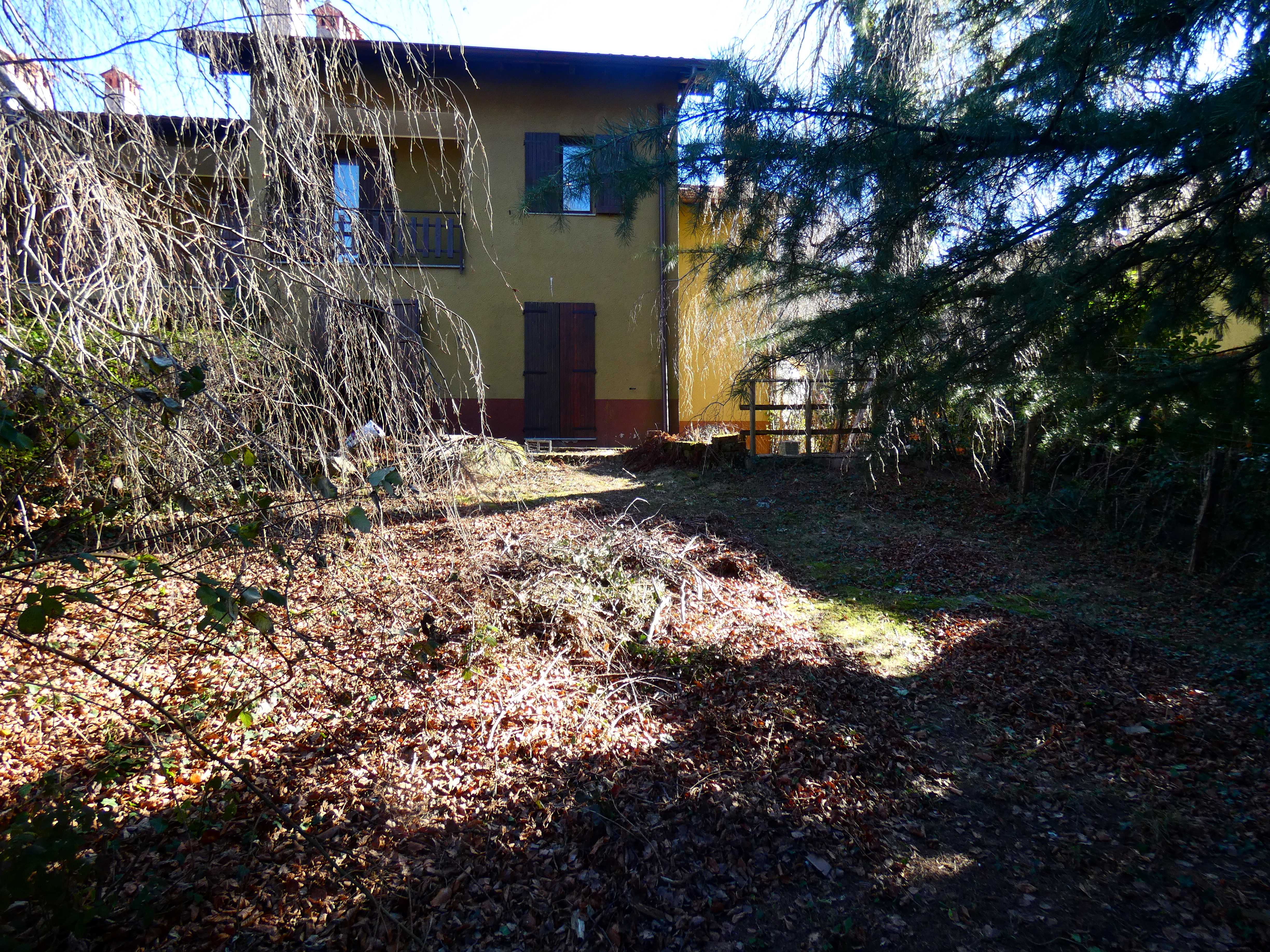Magreglio (CO) : Villa a schiera di ampia metratura con giardino di 300 mq, box