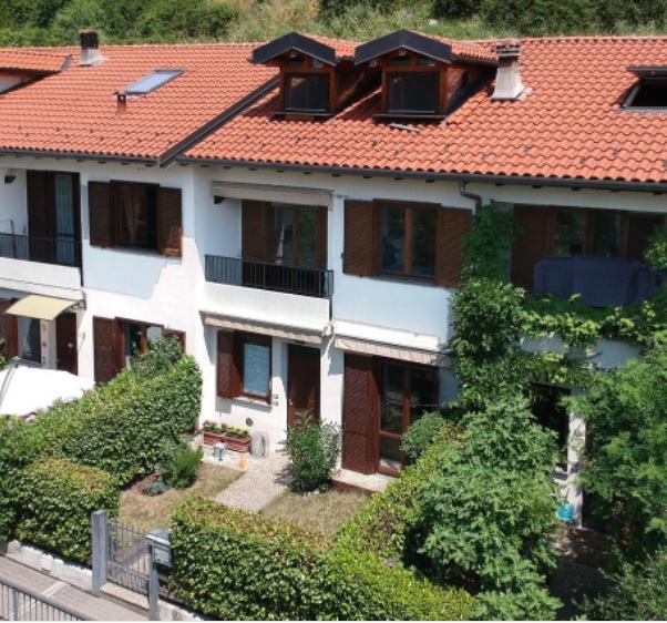 Brunate (Co) : Villa a schiera in zona tranquilla a 800 mt. dalla funicolare con box doppio, posto auto