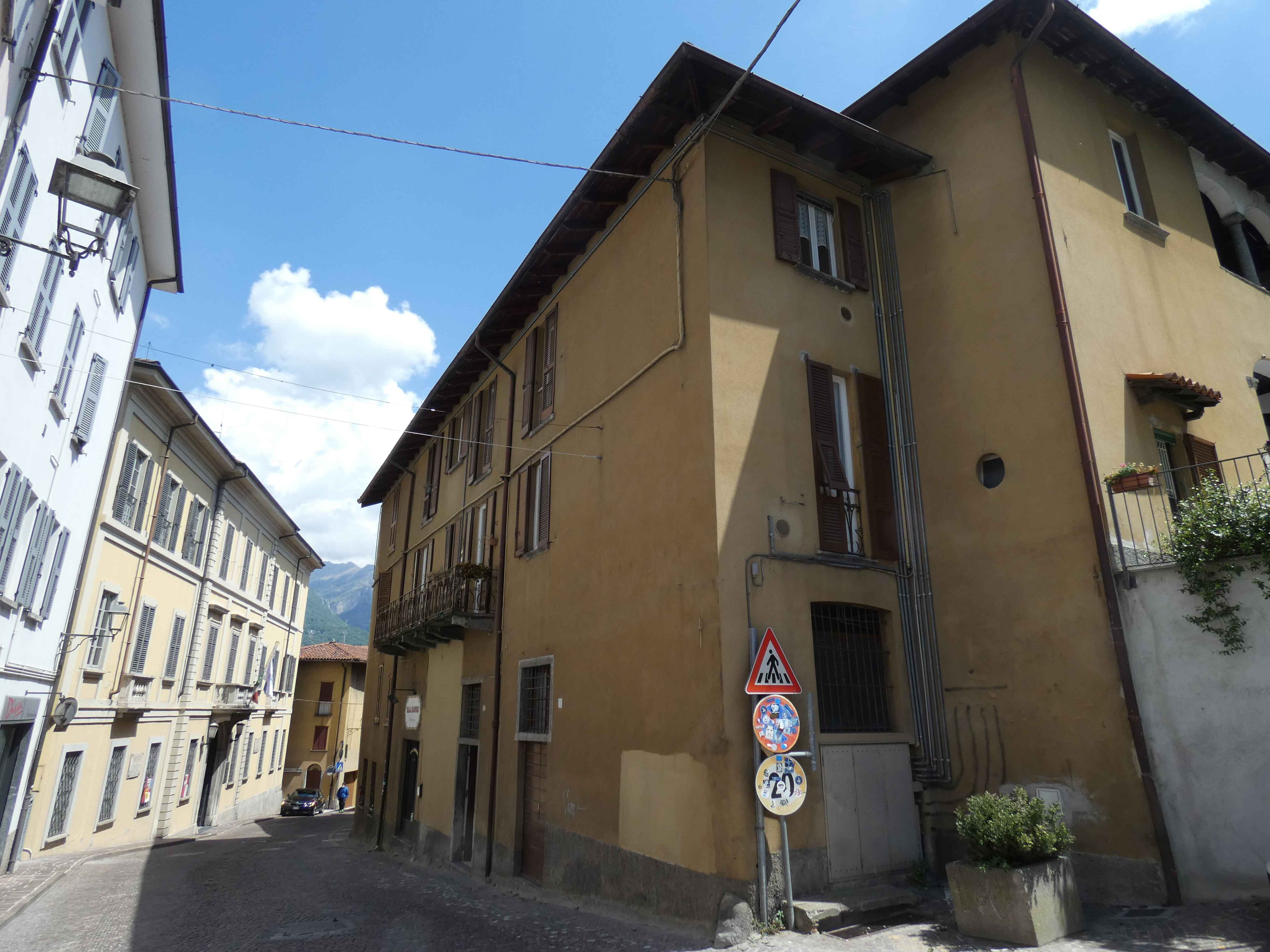 Malgrate (LC): Negozio a due passi dal lungo lago con 2 vetrine 