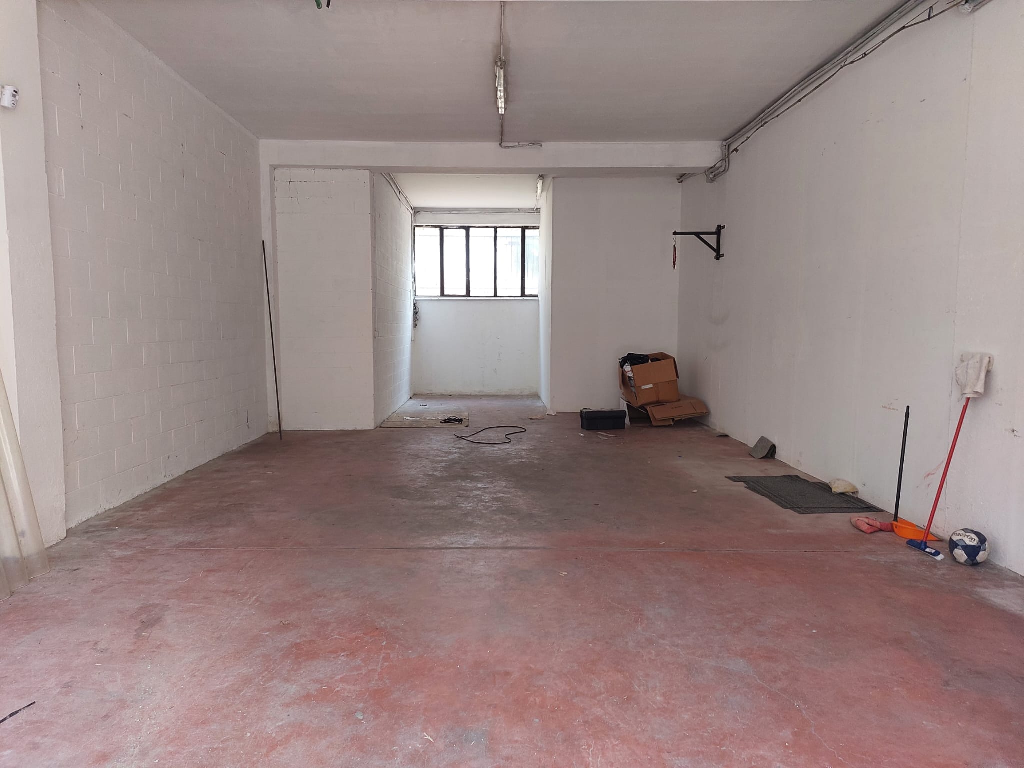 Lambrugo (Co) . Magazzino con bagno in posizione facilmente raggiungibile