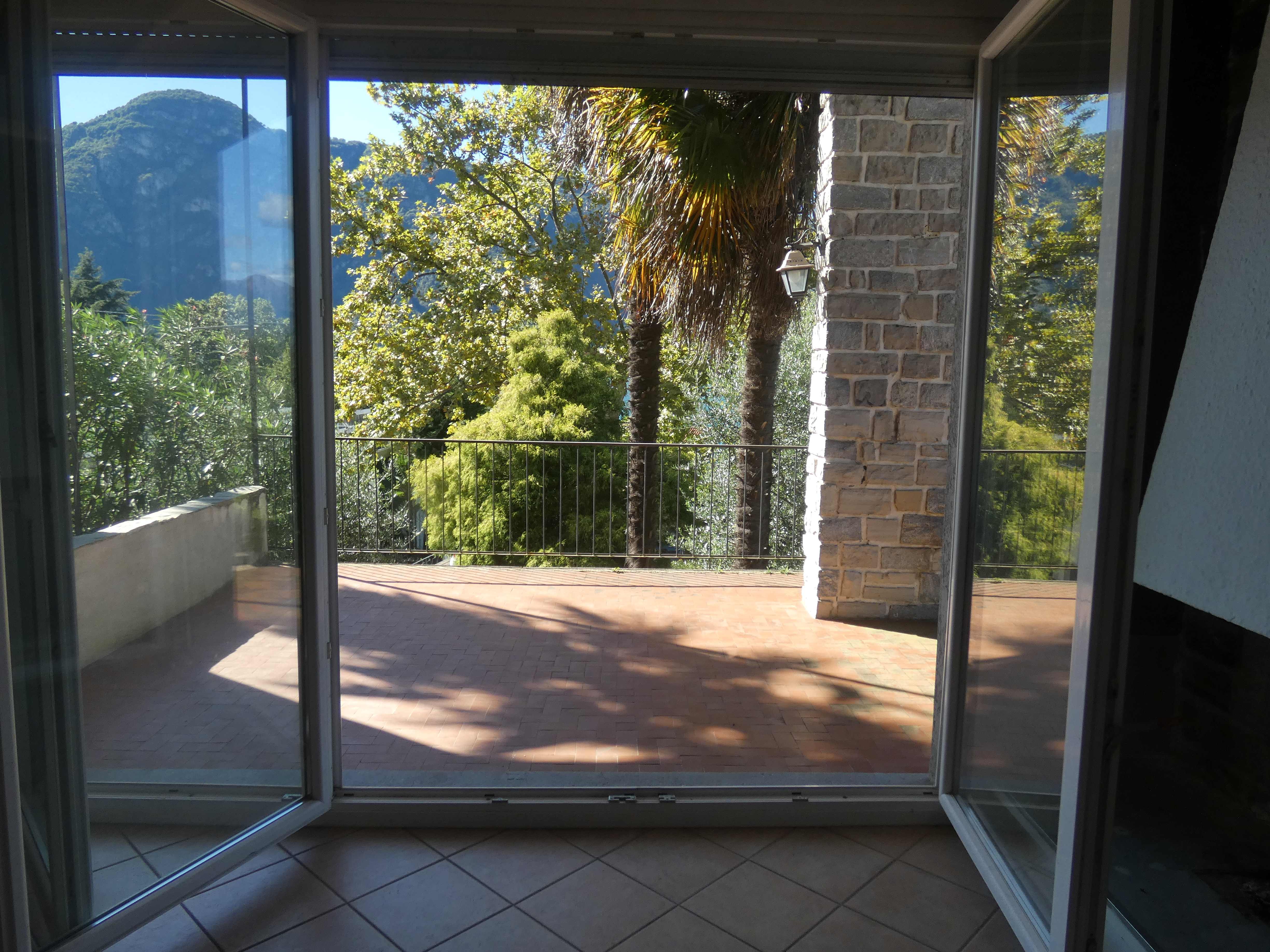 Mandello del Lario (LC) : Villa singola con vista lago e giardino a due passi dal lago