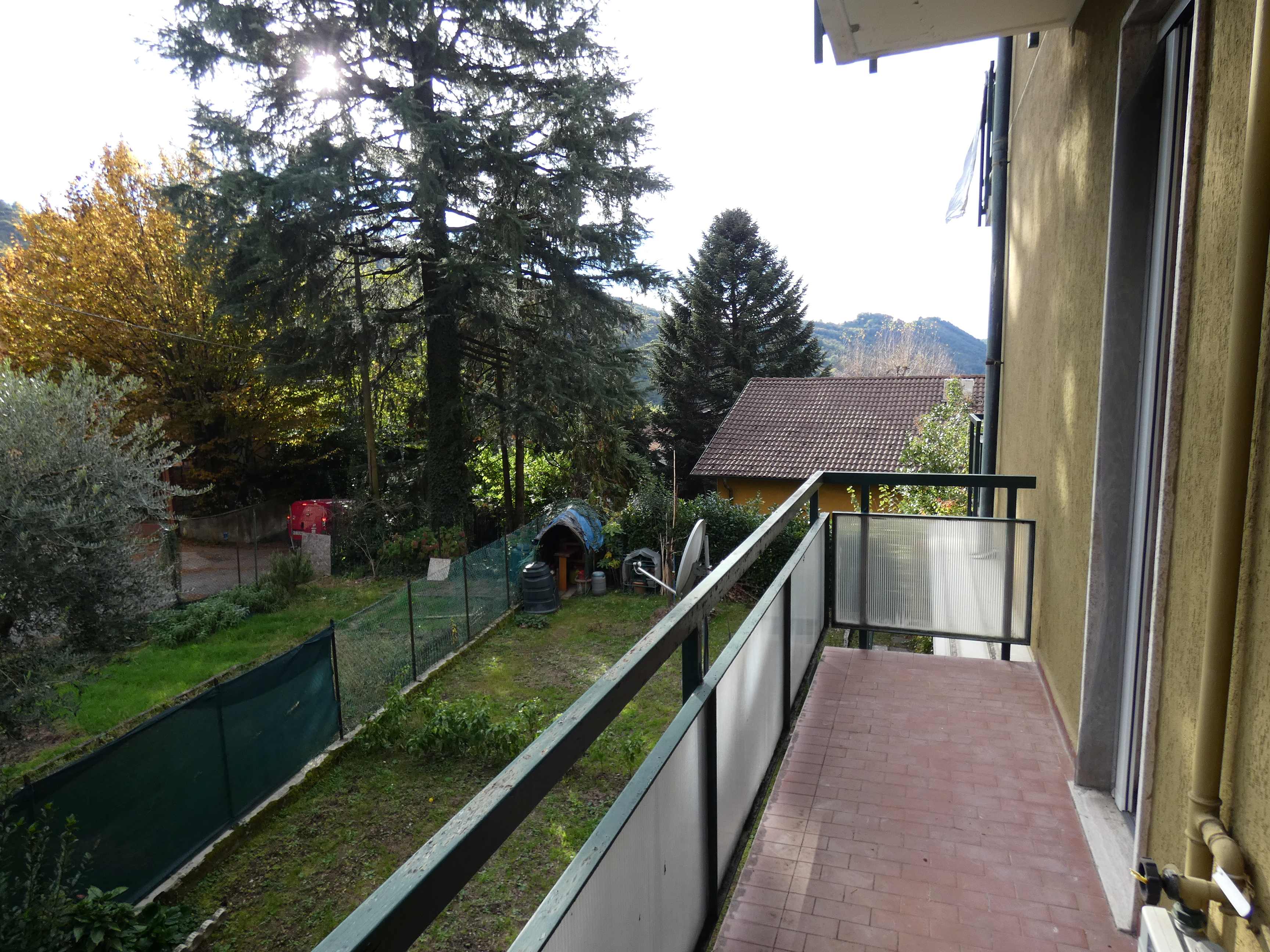 Como (Co). Sagnino . Quadrilocale con box cantinavicino al confine svizzero