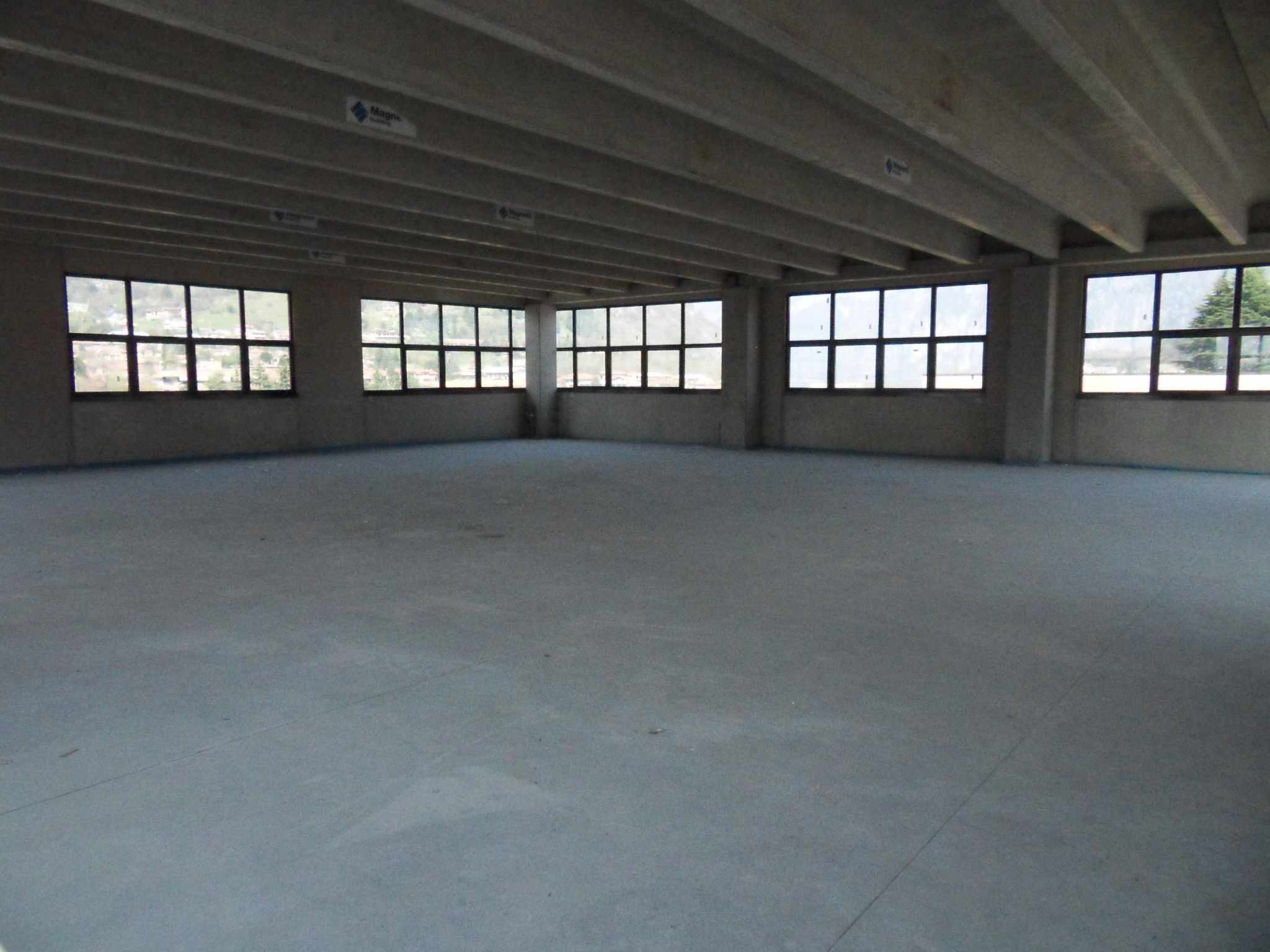 VALMADRERA (LECCO): LABORATORIO uso ufficio di 324 mq. (18mq x 18 mq.) con 4 posti auto zona valmadrera al piano rialzato