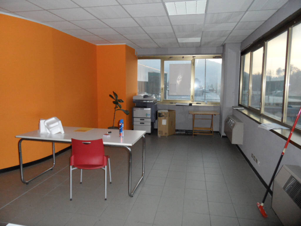 LIPOMO (COMO) : Ufficio com.le mq. 220