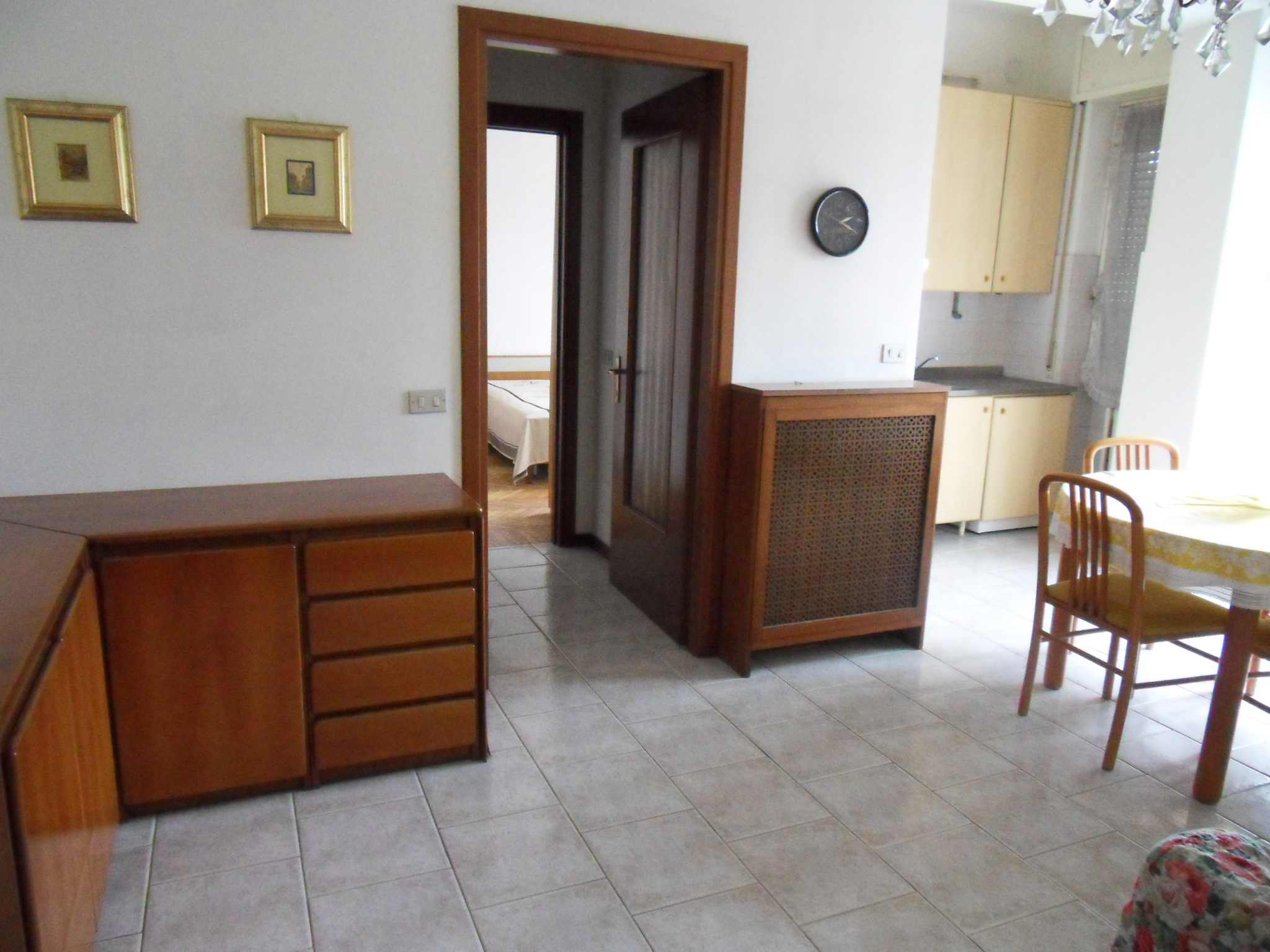 Milano (Zona Certosa): Bilocale arredato al 6° P. con soggiorno/ pranzo, cucina sep,camera, bagno, antibagno, balcone,cantina