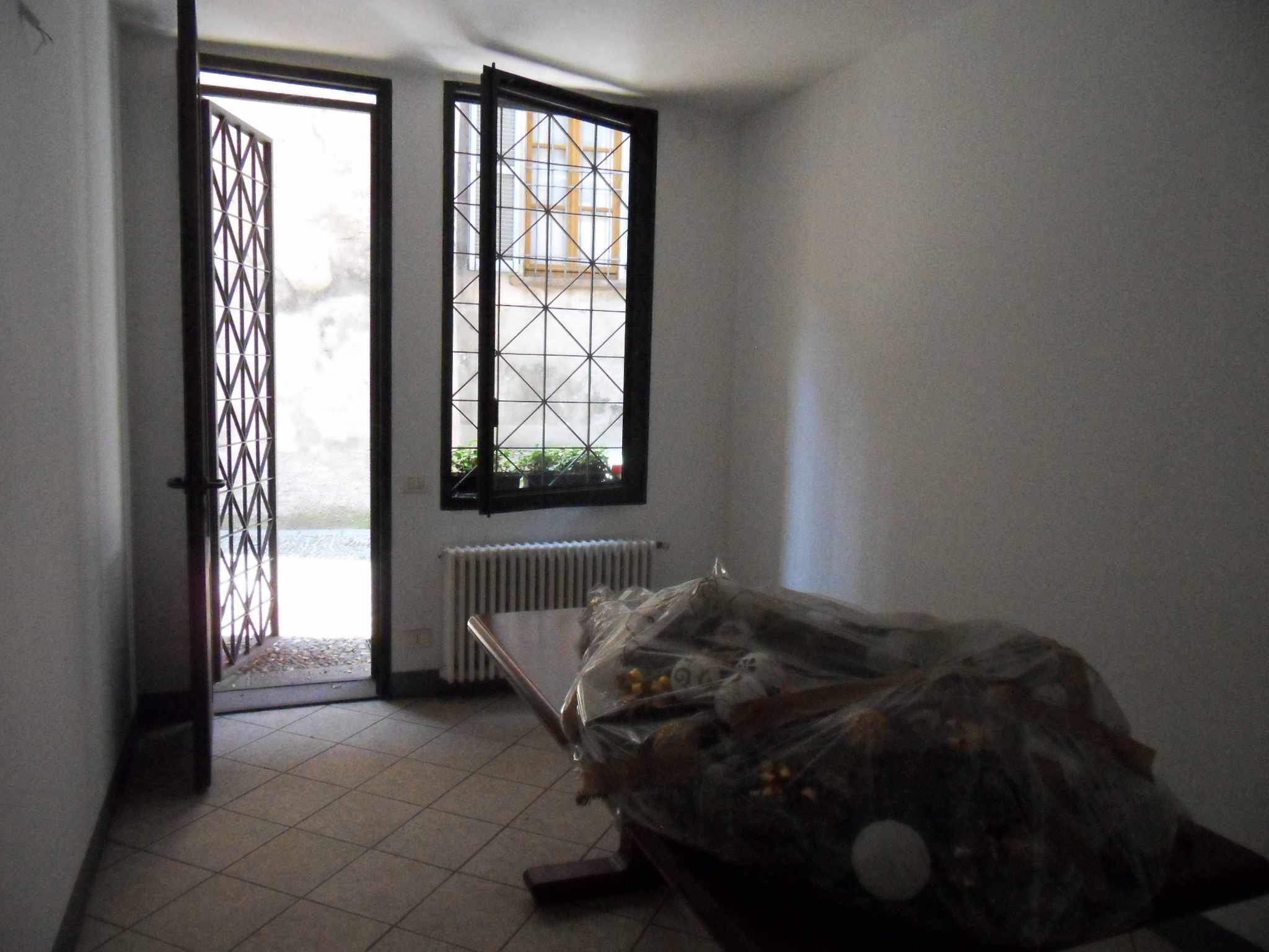 CANTU' (COMO) : In centro, ufficio con vetrina, tre locali di 80 mq., 2 bagni. Al P.I locale archivio. Entrata indipendente