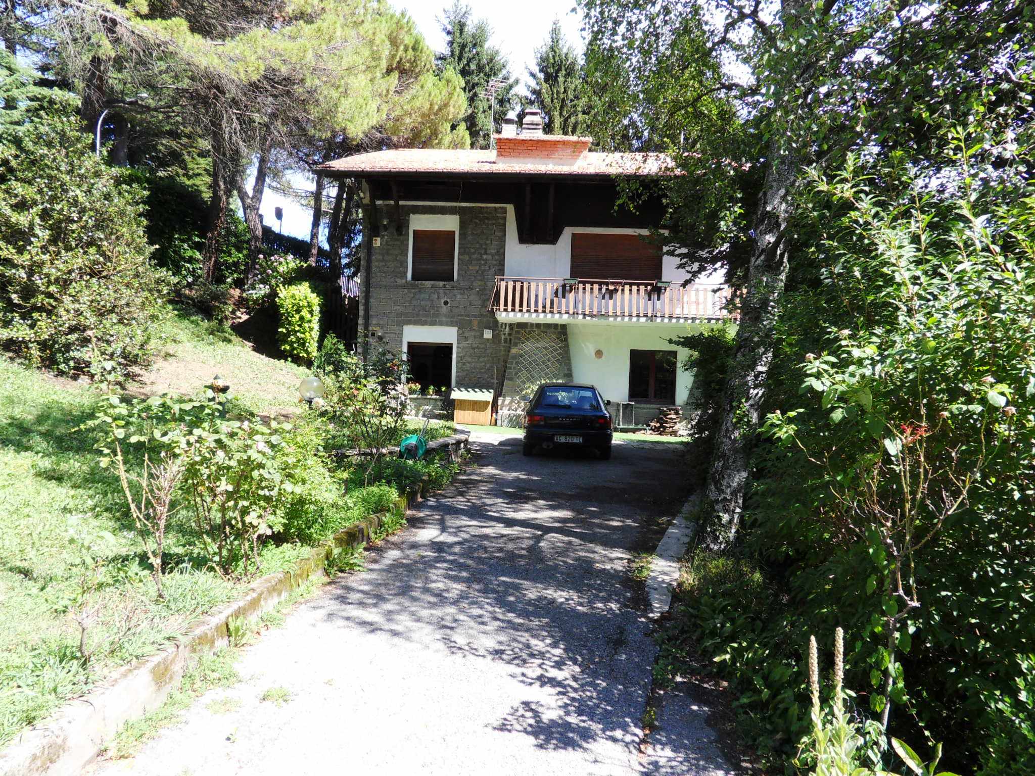 Civenna (COMO): Appartamento in villa signorile di 145 mq e 1500 di terreno al p.T