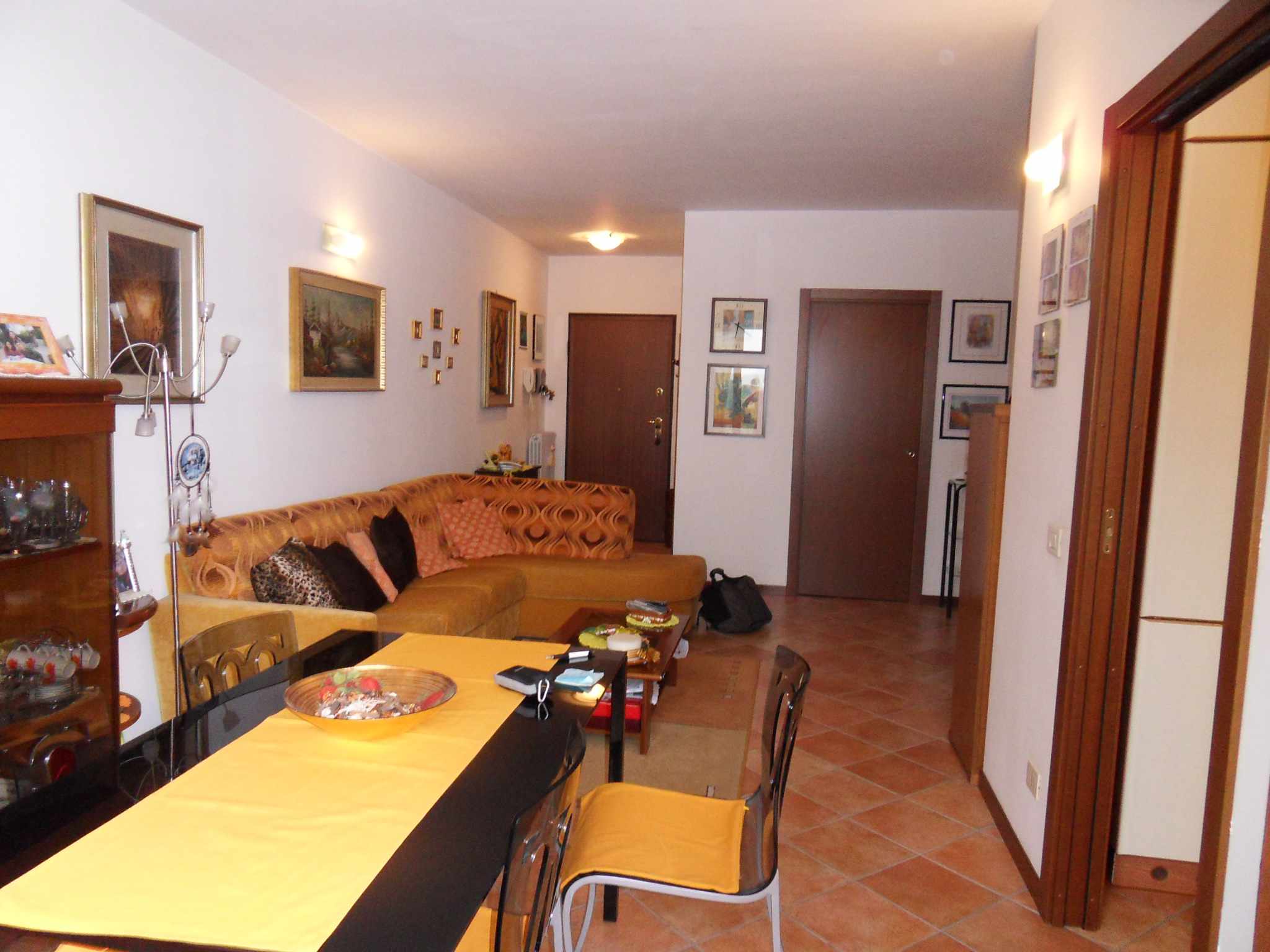 Doppio click per dettaglio immobile LURAGO D'ERBA (COMO): 3 locale tenuti bene di 90 mq. in palazzina seminuova al 2° piano, cantina, box, posto auto.
