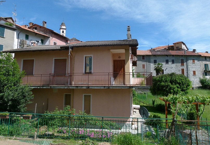 Plesio (CO) : Trilocale con giardino su tre lati, box