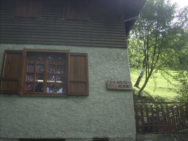 CAINALLO (ESINO LARIO) : RUSTICO DI 100 MQ. CON PANNELLI SOLARI / STUFA A LEGNA