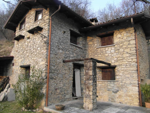 Abbadia Lariana (LC) : Rustico con vista lago, terreno, pannelli solari