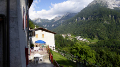 Roncobello (BG) : Casa indipendente terra / cielo con terrazzo esterno al piano terra.