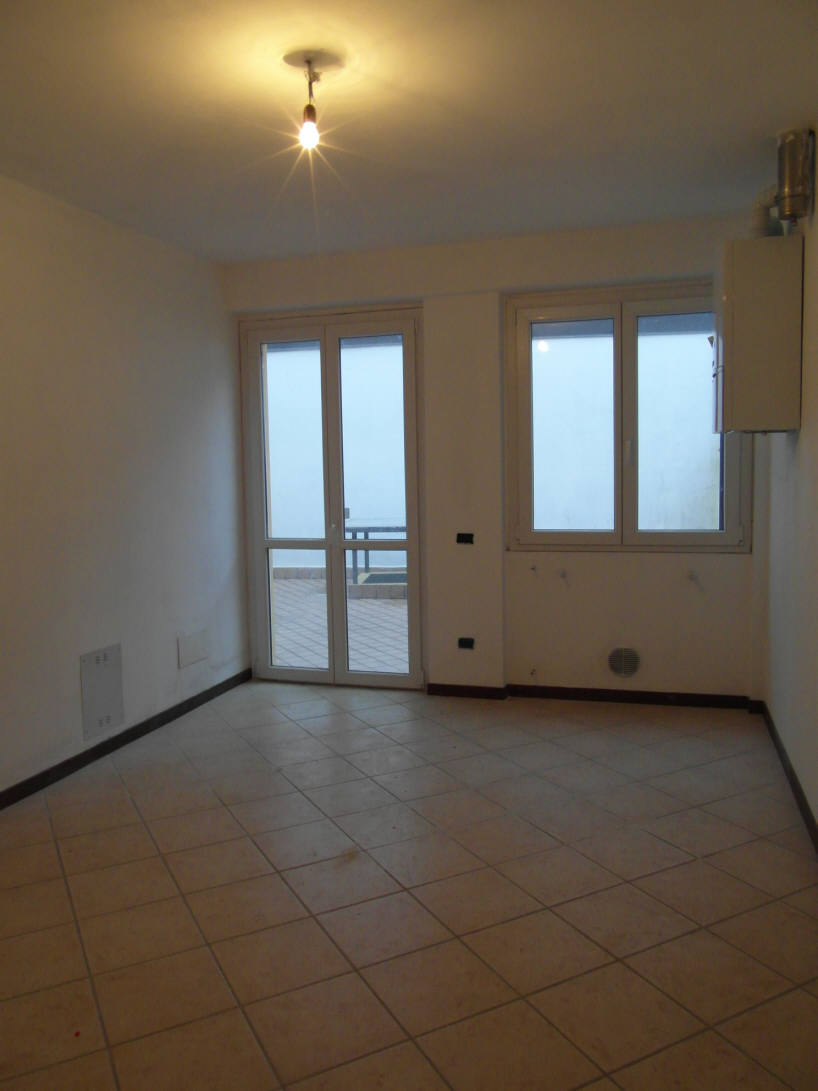 Inverigo (CO) : Trilocale con doppio box.