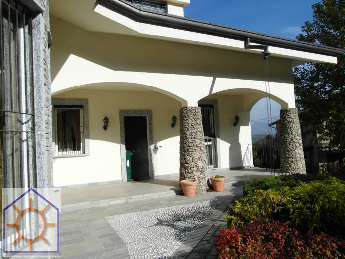 Doppio click per dettaglio immobile Inverigo (Co) : Villa in classe B con ampio giardino di 3000 mq.