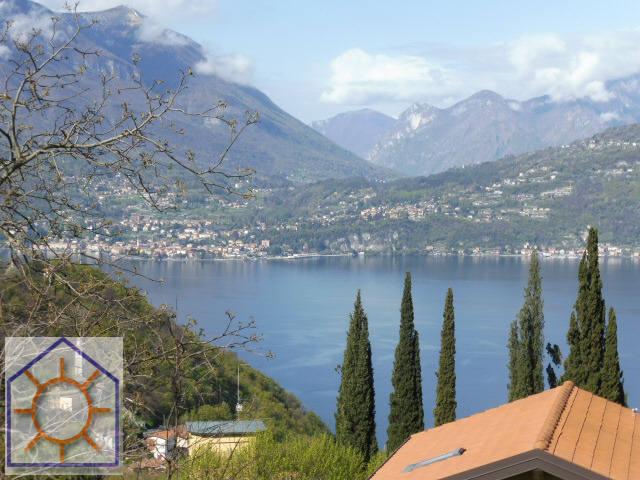 Perledo (LC) : Villa bifamigliare con vista lago, giardino, 2 posti auto, piscina comune.