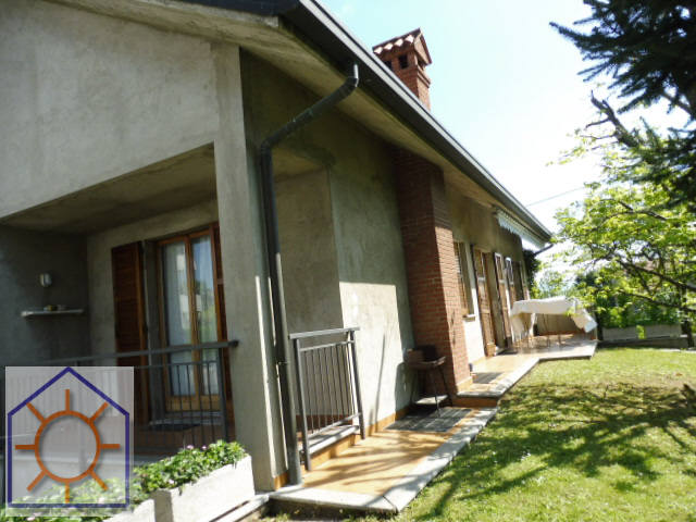 Lurago D' Erba (Co) : Villa singola di ampia metratura con 700 mq. di giardino, doppio box, solare termico