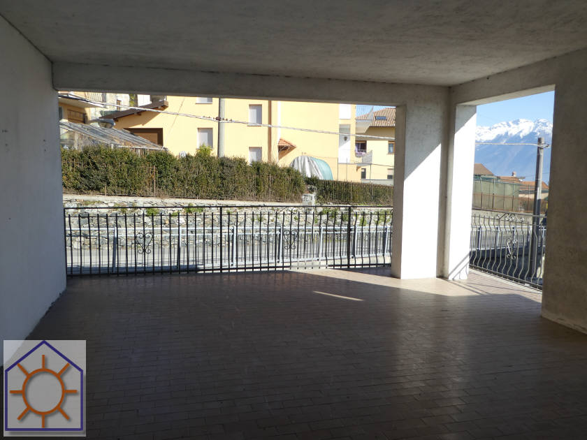 Dongo (Co) : Casa indipendente, soleggiate con vista lago ampia terrazza su tre livelli.
