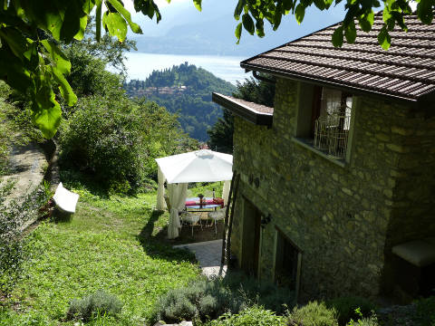 Perledo (LC) Rustico ristrutturato con vista lago e terreno di 1000 mq.