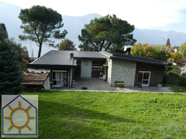 Doppio click per dettaglio immobile Mandello del Lario(LC) Villa indipendente con splendida vista lago ed accesso a lago privato, indiretto; giardino di mq. 1.500.