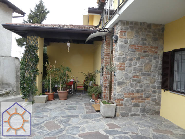 Costa Masnaga (LC) :Casa indipendente ristrutturata su tre livelli, box, area esterna