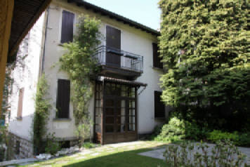Esino Lario : Casa indipendente in centro paese, servitissima, su tre livelli