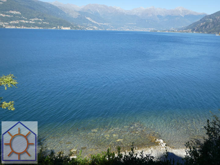 Bellano (LC) : Appartartamento fronte lago con terrazza ed accesso diretto a spiaggia/lago. Postu auto coperto