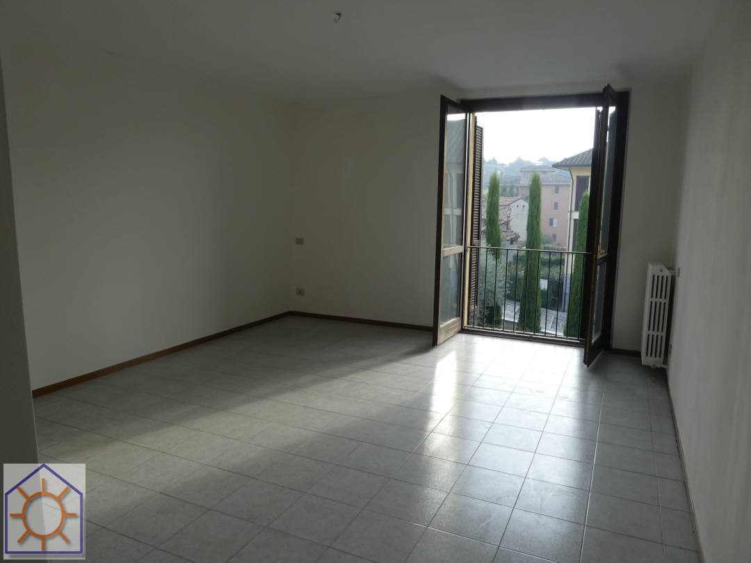 Bulciago. Trilocale con cucina abitabile + monolocale / studio e 150 mq. di magazzino