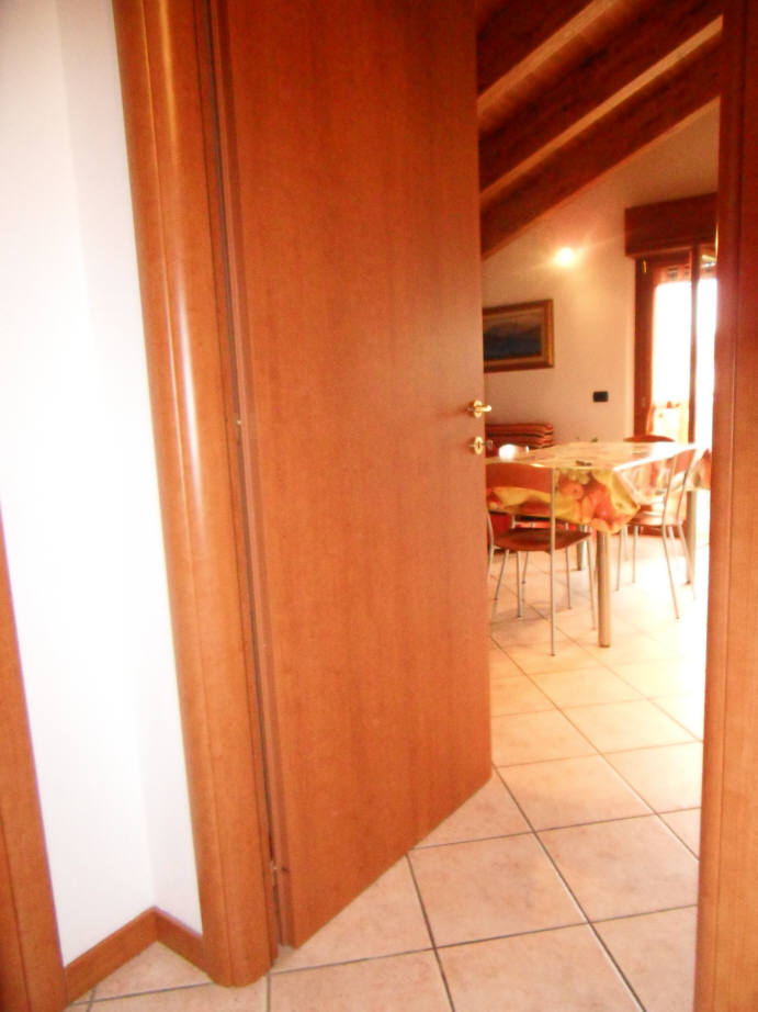 Inverigo (Co) : Recentissimo bilocale all' ultimo piano con 2 balconi, box, cantina