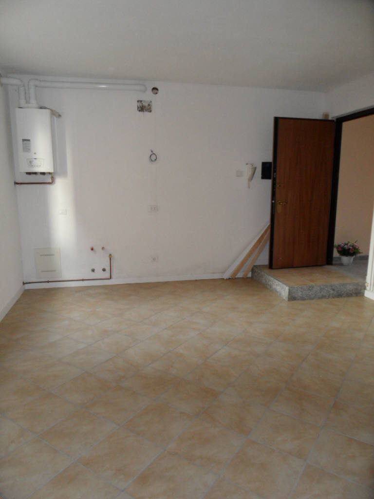 Inverigo (Co). Monolocale al piano terra, box