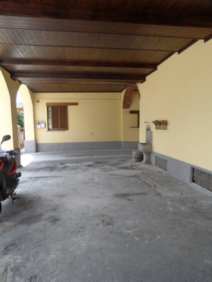 Inverigo (Co): Bilocale ristrutturato al piano terra, posto auto
