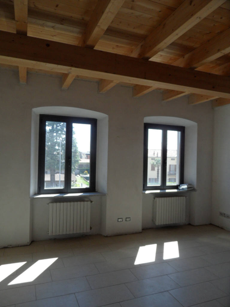 CANTU' (COMO). Bilocale di nuova costruzione. Soffitto con travi a vista.