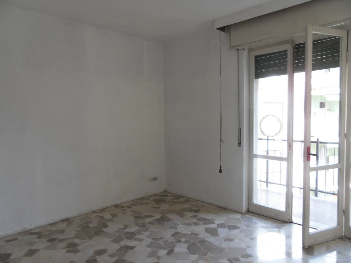 Erba (Co) 2 locali, piano alto, 70 mq. circa