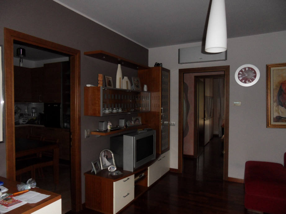 CARUGO (CO) : 3 LOCALI TERMOAUTONOMO CON BAGNO, LAVANDERIA
