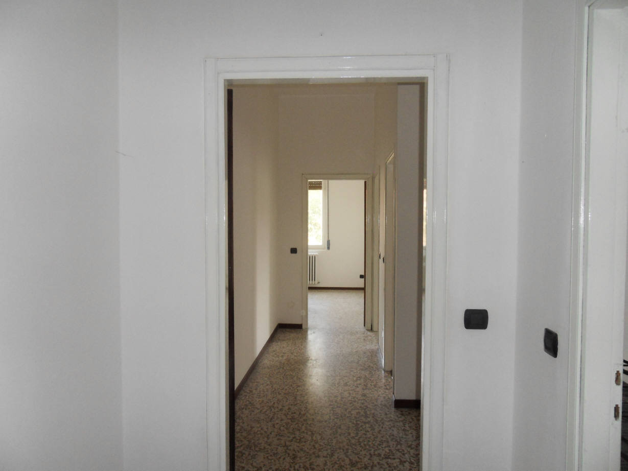 Cantu' (Co) : 3 LOCALI: SOGGIORNO, CUCINA ABITABILE, 2 CAMERE